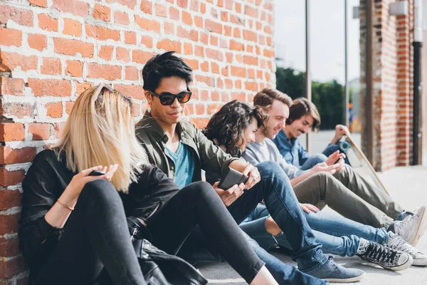 Grupo Amigos Multiétnicos Millennials Usando Teléfonos Inteligentes Adictos Las Tendencias —  Fotos de Stock