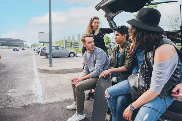 친구들이 자동차 트렁크에 이야기를 나누고 즐거운 시간을 보내고 — 스톡 사진