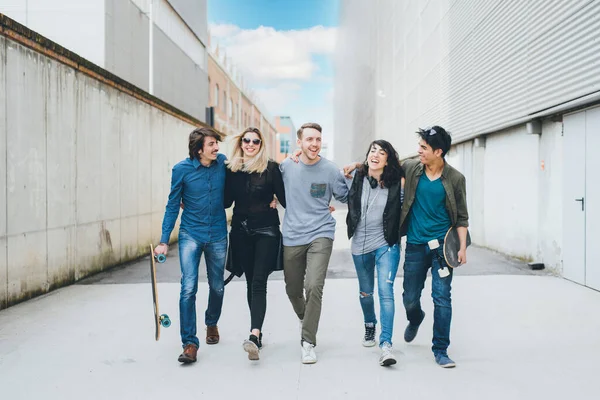 Grupo Amigos Multiétnicos Caminando Abrazándose Aire Libre Divirtiéndose Como Equipo — Foto de Stock