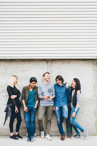 Groep Van Multi Etnische Vrienden Millennials Met Behulp Van Smartphone — Stockfoto