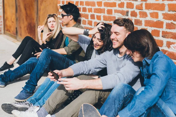 Grupo Amigos Multiétnicos Millennials Usando Teléfonos Inteligentes Adictos Las Tendencias — Foto de Stock