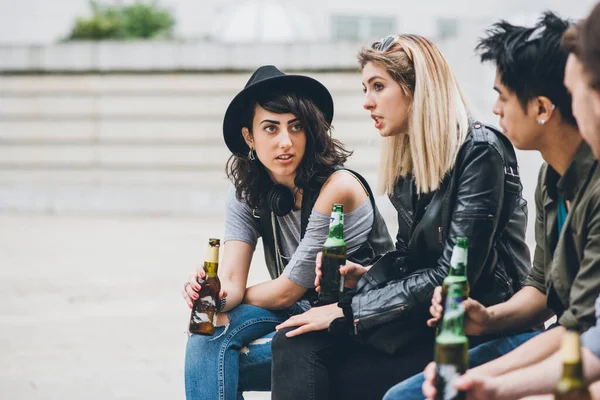 Gruppe Multiethnischer Freunde Draußen Der Stadt Bier Trinkend Plaudernd Und — Stockfoto