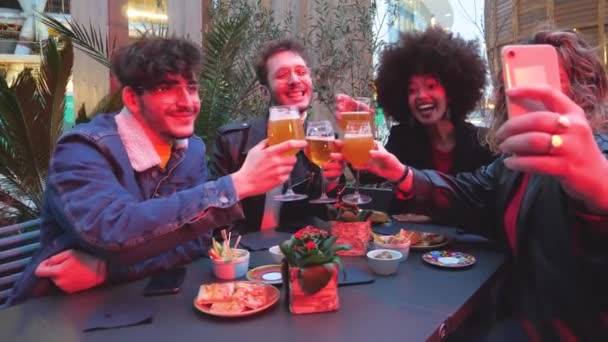 Grupa Czterech Wielonarodowych Ludzi Robi Toast Robiąc Sobie Selfie Świętując — Wideo stockowe