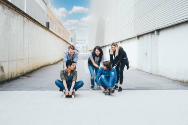 Bir grup arkadaş hafta sonları kaykay yarışı yaparak eğleniyor. 