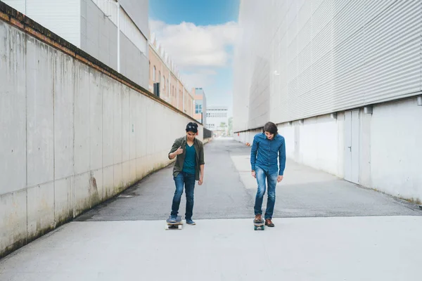 Due Uomini Sportivi All Aperto Trascorrere Del Tempo Godendo Skateboard — Foto Stock