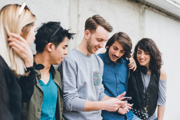 Gruppe Von Multiethnischen Freunden Millennials Mit Smartphone Süchtig Nach Technologie — Stockfoto
