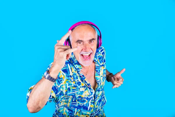 Divertido Abuelo Caucásico Bailando Vacaciones Sobre Fondo Color Escuchando Música —  Fotos de Stock