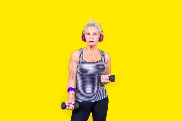 Entrenamiento Mujeres Mayores Usando Mancuernas Sobre Fondo Amarillo Estiramiento Usando — Foto de Stock