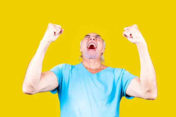 Homem Cabelos Grisalhos Sênior Sobre Fundo Amarelo Isolado Muito Feliz — Fotografia de Stock