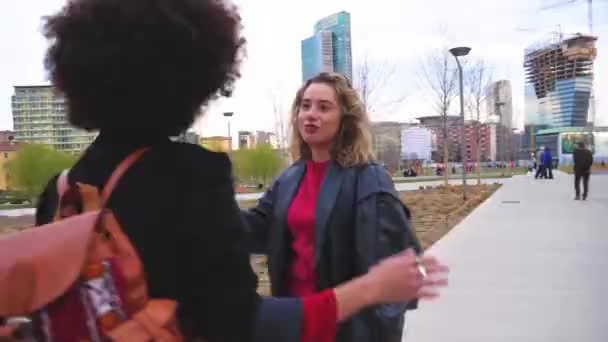 Женщины Друзья Встречаются Открытом Воздухе Городе Давая Пять Празднуя Командную — стоковое видео