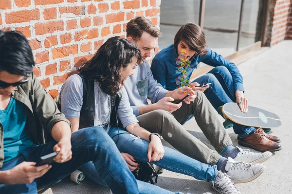 Gruppo Amici Multietnici Millennials Utilizzando Smartphone Dipendenti Dalle Tendenze Tecnologiche — Foto Stock