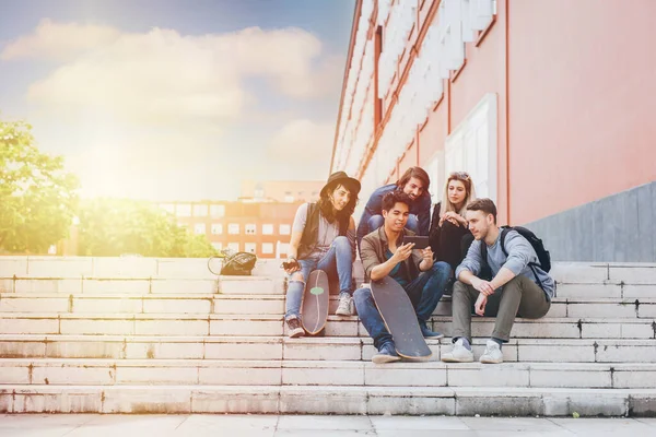 Grupo Amigos Multiétnicos Sentados Aire Libre Luz Fondo Millennials Usando — Foto de Stock