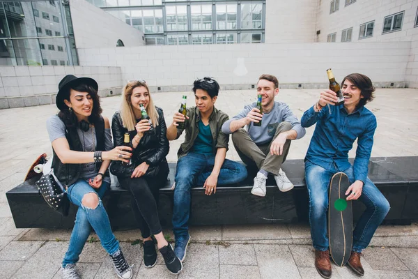 Grupo Amigos Multiétnicos Brindando Bebiendo Cerveza Celebrando Aire Libre Teniendo —  Fotos de Stock