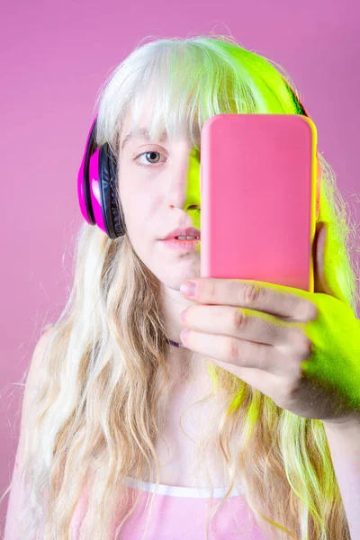 Estudio Disparo Joven Mujer Caucásica Cubriendo Cara Con Teléfono Inteligente — Foto de Stock