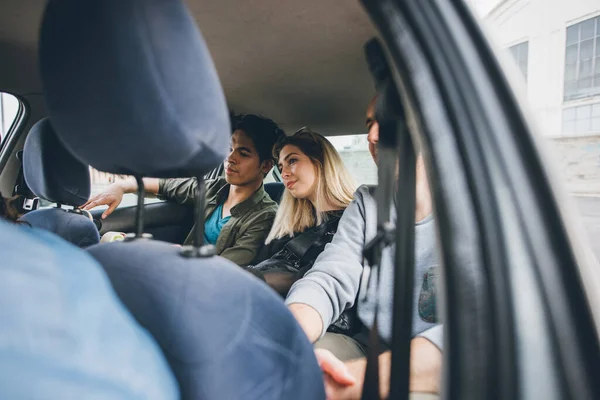 Grupo Mixto Amigos Aventura Sentados Coche Charlando Divirtiéndose Juntos Aventura —  Fotos de Stock