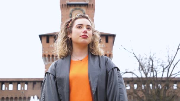 Wanita Sukses Kaukasia Tersenyum Luar Ruangan Tampak Kuat Dan Independen — Stok Video