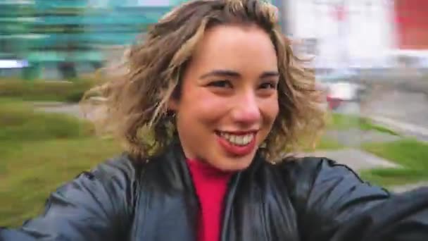Młoda Szczęśliwa Kobieta Odkryty Dzwoni Wokół Rosie Śmiejąc Się Zabawy — Wideo stockowe