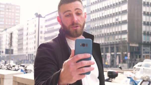 Zpomalený Film Mladý Vousatý Kavkazský Businesslike Člověk Venkovní Pomocí Smartphone — Stock video