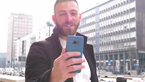 Mladý Vousatý Kavkazský Businesslike Muž Venkovní Pomocí Smartphone Videokall Úsměvem — Stock video
