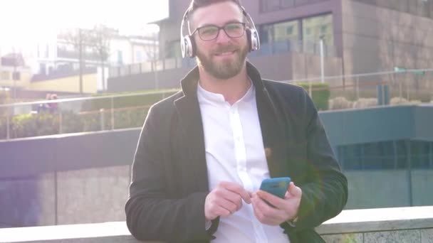 Portrét Mladý Kavkazský Vousatý Muž Venkovní Poslech Hudby Sluchátky Smartphone — Stock video