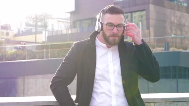 Pria Berjenggot Muda Berjenggot Luar Ruangan Mendengarkan Musik Dengan Headphone — Stok Video