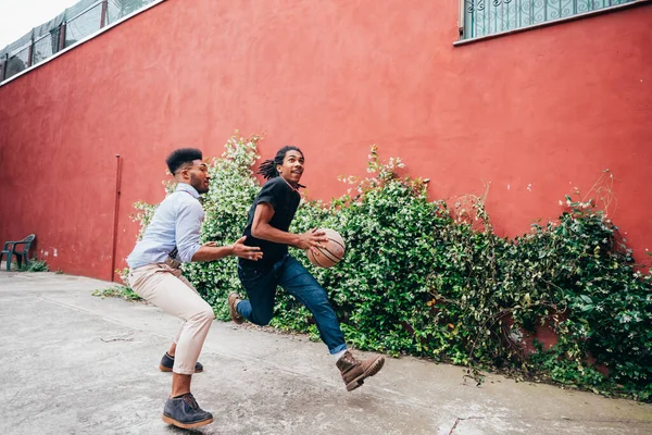 Dois Amigos Negros Desfrutando Tempo Livre Jogando Basquete Pátio Divertindo — Fotografia de Stock