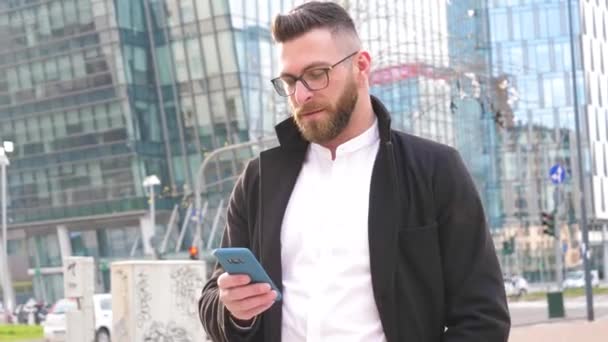 Giovane Uomo Affari Caucasico Barbuto All Aperto Utilizzando Smartphone Handhold — Video Stock