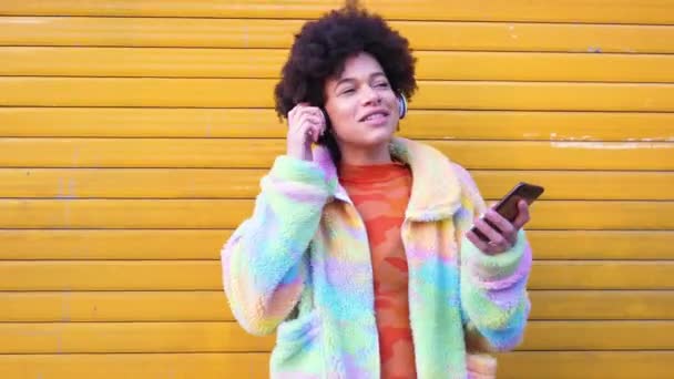 Jeune Belle Femme Afro Cheveux Écouter Musique Tenant Smartphone Danser — Video