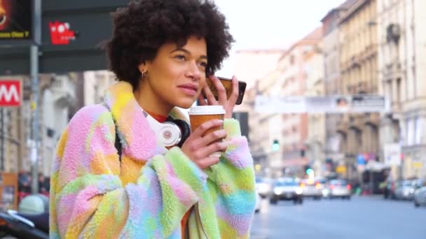 在户外用智能手机喝咖啡的年轻非洲女人 用手机喝咖啡聊天的女人 — 图库视频影像