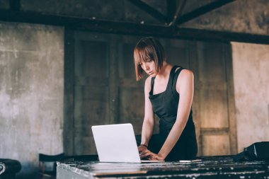 Genç, beyaz tenli, profesyonel iş kadını bilgisayar kullanıyor e-postaları kontrol ediyor, ev bankacılığı yapıyor ya da ev işi yapıyor.