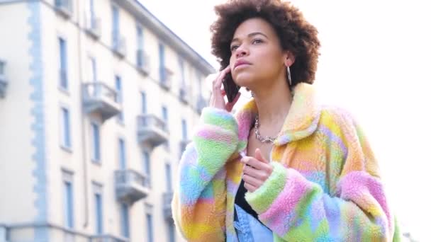 Mladý Krásný Kudrnaté Vlasy Černošky Žena Venku Městě Volání Smartphonem — Stock video