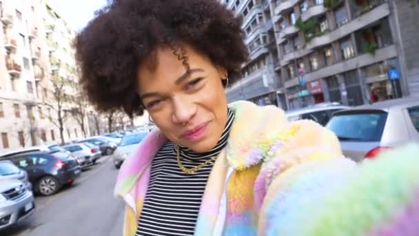 Медленное Движение Пова Молодой Красивой Вьющиеся Волосы Черная Женщина Открытом — стоковое видео