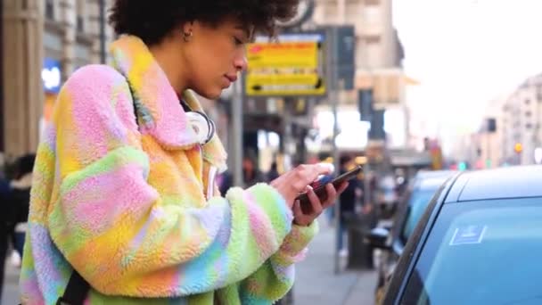 Jovem Bela Cabelo Encaracolado Mulher Negra Livre Cidade Desbloqueio Compartilhamento — Vídeo de Stock