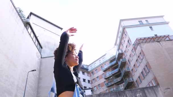 Tineri Frumos Cret Păr Negru Femeie Aer Liber Oraș Dans — Videoclip de stoc
