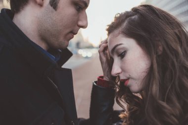 İki güzel beyaz çift göz göze romantik bakışlar atıyor.