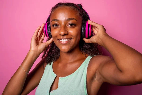 Negro Joven Mujer Interior Estudio Disparo Sonriendo Positivo Feliz Cámara — Foto de Stock