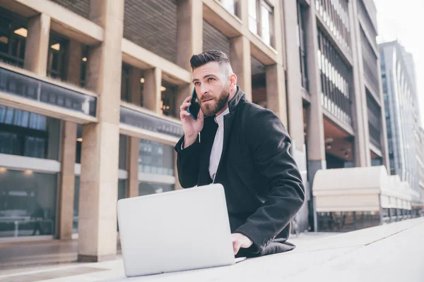 Mladý Vousatý Kavkazský Businesslike Muž Venkovní Pomocí Počítače Volání Chytrým — Stock fotografie