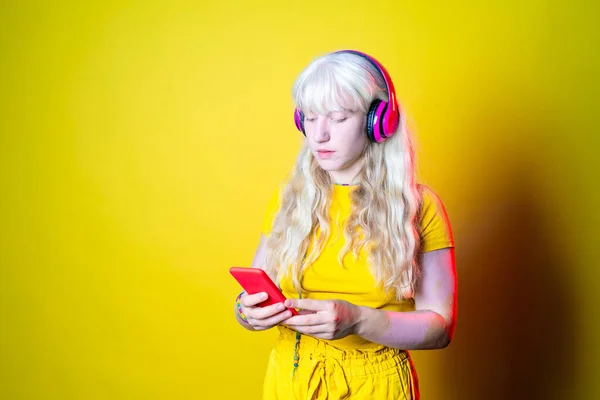 Studio Tourné Jeune Femme Caucasienne Blonde Utilisant Smartphone Écouter Musique — Photo