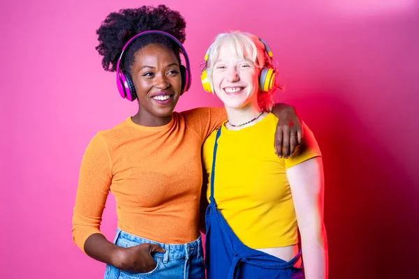 Dos Mujeres Multiétnicas Abrazando Escuchando Música Sonriente Aislada —  Fotos de Stock