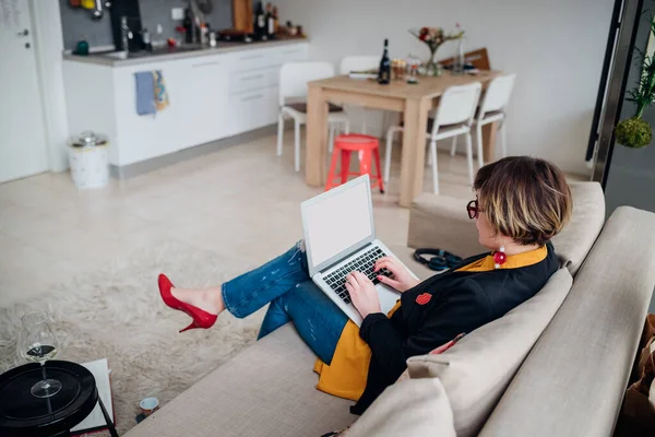 Volwassen Vrouw Indoor Thuis Zitbank Met Behulp Van Computer Werken — Stockfoto