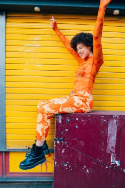 Genç kıvırcık saçlı, havalı ırkçı kadın şehir dışında eğleniyor. 