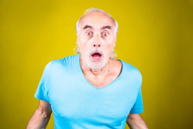 Yaşlı adam şok oldu ve şaşırdı. 