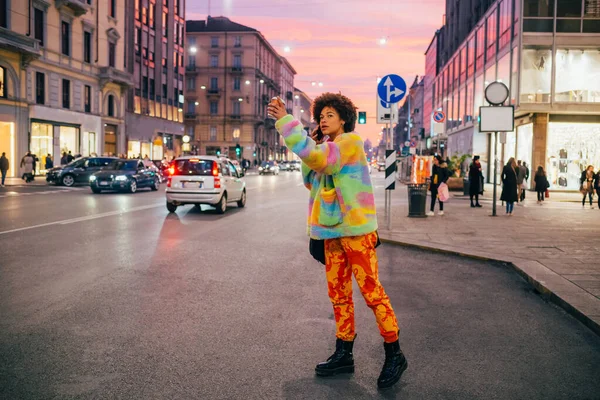 Joven Mujer Afro Hablando Smartphone Levantando Mano Llamando Taxi Autoestop — Foto de Stock