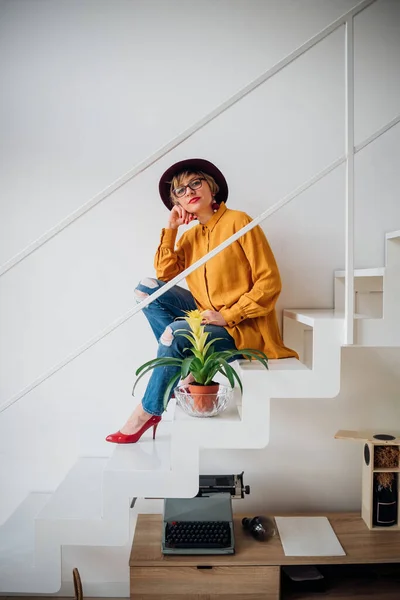 Positivo Lavoratore Domestico Femminile Posa Casa Cercando Fotocamera — Foto Stock