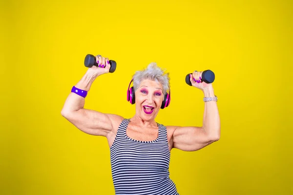 Feliz Anciana Entrenando Levantando Pesas Sonriendo Aislada — Foto de Stock