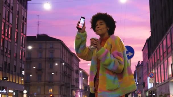 Jonge Afro Vrouw Praten Smartphone Het Verhogen Van Hand Bellen — Stockvideo