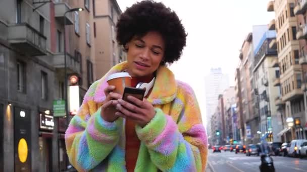 Retrato Jovem Cabelo Encaracolado Misto Mulher Raça Com Atitude Legal — Vídeo de Stock