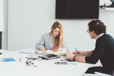 İki bin yıllık iş adamı çalışıyor.