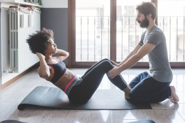 Genç çoklu etnik çiftler kapalı alanda eğitim görüyor.