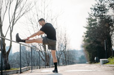 Beyaz tenli sporcu, esneme ve antrenman yapıyor. 